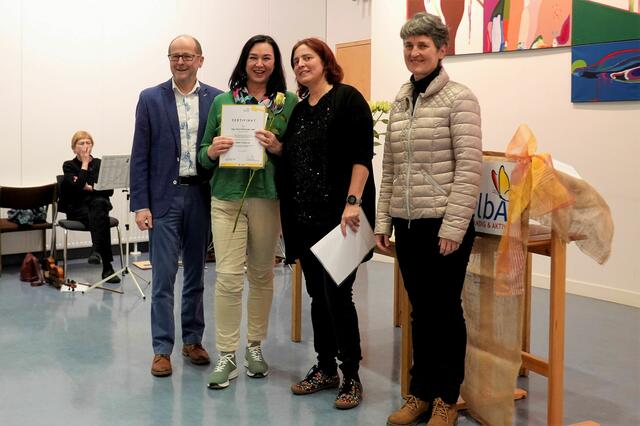 Christian Pichler, Leiter Katholisches Bildungswerk OÖ, Absolventin Maria Wimplinger aus Ried im Innkreis, SelbA Leiterin und Absolventin Maria Otruba, Schwester Maria Maul, Leiterin Bereich Bildung &amp; Kultur in der Diözese Linz . | Foto: rena_hackl_fotografiert