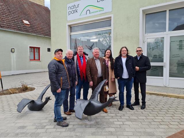 von links nach rechts: Vize-Bgm Patrick Fuchs, Ernst Horvath, Verleger Horst Horvath, Gemeindevertreter Christian Draxler, LEADER Geschäftsführerin Christine Fabsits, Künstler Paul Mühlbauer, Harald Horvath vom Verein "mittelburgenland plus". | Foto: Otto Krcal