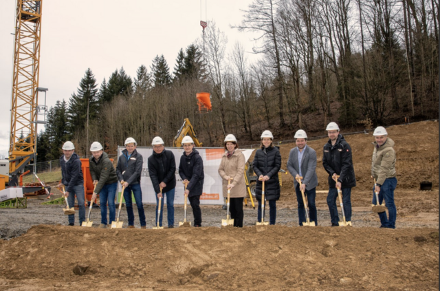 V. l.: Baumeister Christian Stadler, Alexander Gruber und Gerhard Eckerstorfer (Kapl-Bau), Bgm. Leopold Gartner, Vbgm. David Köck, LR Michaela Langer-Weninger, die Gemeindevorstände Johanna Staudinger, Bernhard Thumfart und Klaus Enzenhofer und Amtsleiter Thomas Dollhäubl. | Foto: Marktgemeinde Vorderweißenbach/beha