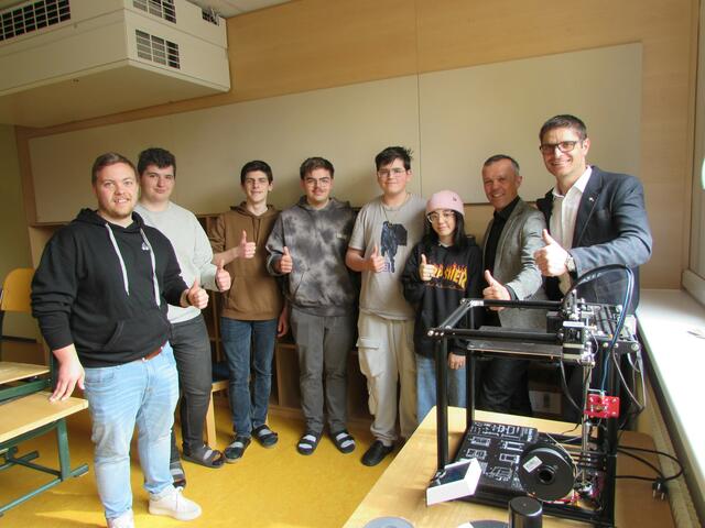 Nützliches Wissen und Praxis werden an der PTS Prutz umgesetzt. Fachlehrer Florian Lenzi mit den Schüler:innen Marian, Patrick, Lukas, Michael und Celine sowie WK-Bezirksstellenleiter Mag. Otmar Ladner und BO Michael Gitterle. 