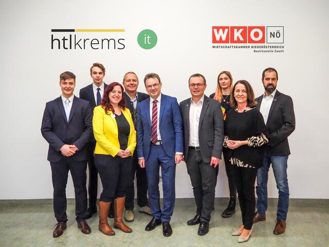 v.l.: Die beiden Absolventen Lorenz Schlosser und Paul Scheidl mit Edith Mayerhofer (WVNET), Abteilungsvorstand Anton Hauleitner (HTL Krems/IT), Bildungsmanager Alfred Grünstäudl, Direktor Andreas Prinz (HTL Krems) und Marie Weingartner (Fa. Internex) sowie Anne Blauensteiner und Mario Müller-Kaas von der WKNÖ-Bezirksstelle Zwettl | Foto: HTL Krems