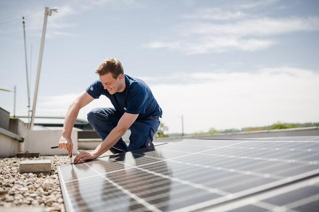 Umwelt- und Klima-Landesrat Stefan Kaineder (Grüne) freut sich über die Rekordförderung von 600 Millionen Euro für den Ausbau von Sonnenkraftwerken. | Foto: Land OÖ/Dedl