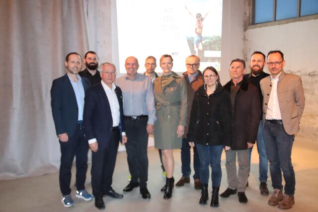 Bernd Gerstl (l.) und Florian Lugitsch (4.v.l.) mit Bgm. Josef Ober (3.v.l.) und Vertretern der Leitbetriebe. | Foto: RegionalMedien