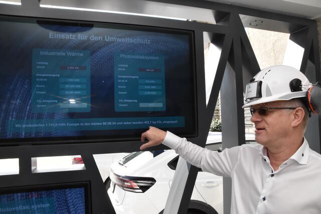 GF Max Kloger präsentiert auf dem Info-Screen den aktuellen Einsatz für den Umweltschutz.