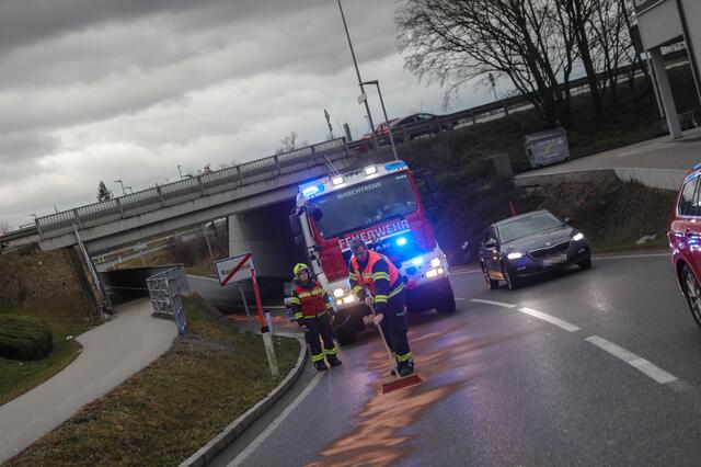 Eine längere Ölspur hat am späten Dienstagnachmittag in Marchtrenk für einen größeren Einsatz der Feuerwehr sowie einer Kehrmaschine gesorgt. | Foto: laumat.at/Christian Schürrer