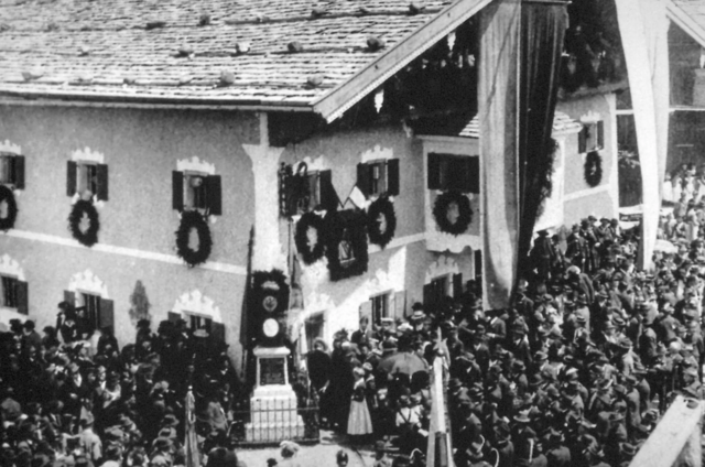 Rund 2.000 Besucher kamen am 4. Juni 1905 nach Oberndorf, um der Enthüllung des Denkmales beizuwohnen. | Foto: Gemeinde Oberndorf