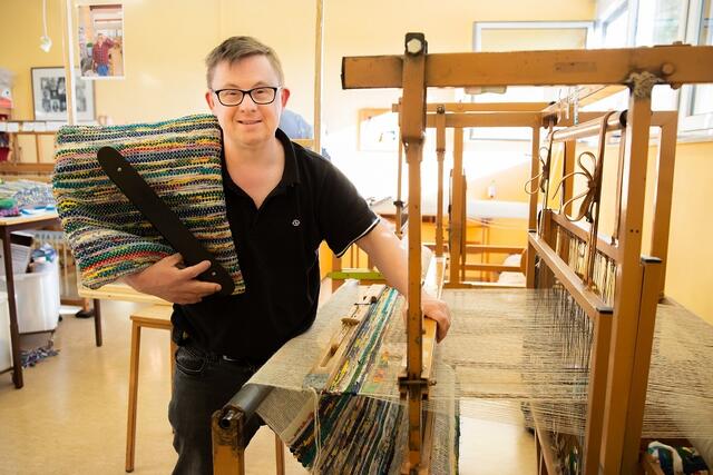 Der 43-Jährige ist am Webstuhl zugegen. | Foto: Caritas