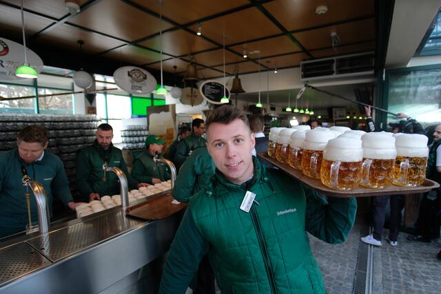Die ersten Biere wurden gezapft.  | Foto: Roland Ferrigato/RMW