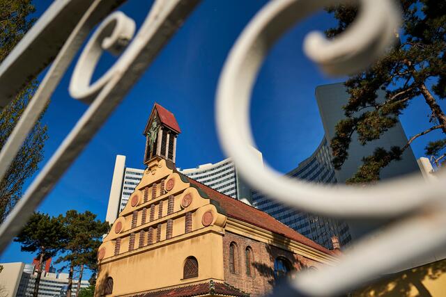 Blick durch den Eingang auf die Koptische Markuskirche, im Hintergrund die UNO-City. (Archiv) | Foto: Robert Kalb / picturedesk.com