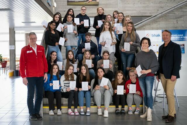 29 Teilnehmer konnten den Erste Hilfe Kurs erfolgreich absolvieren. | Foto: HAK Braunau