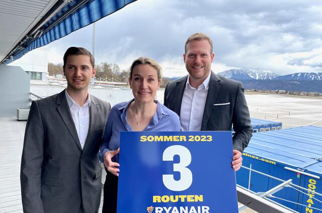 Flughafenlinien-Manager  Marcus Hepner, Annika Ledeboer und Andreas Gruber präsentieren drei neue Flüge vom Klagenfurter Flughafen.