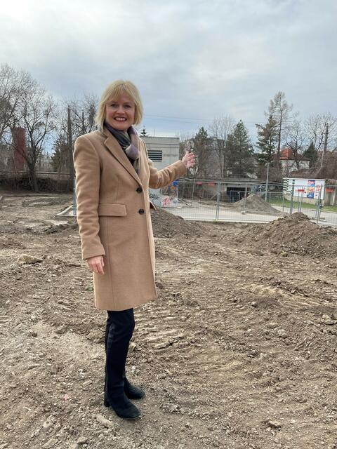 Bezirksvorsteherin Silke Kobald freut sich über den Beginn der Arbeiten für die Errichtung einer neuen Hundezone in der Himmelbaurgasse.  | Foto: BV Hietzing