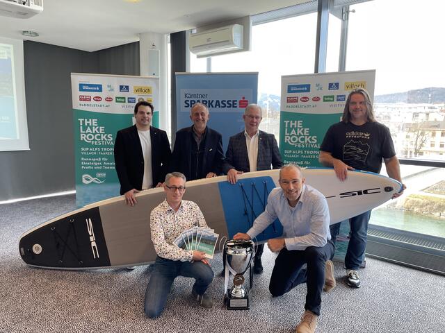 Hinten von links: Sponsor Kärntner Sparkasse Gilbert Blechschmid, Tourismusverband-Vorsitzender Gerhard Stroitz, Stadtrat Harald Sobe und SUP-Alps Trophy Renndirektor Rudy van Haven. Vorne von links: Michael Sternig Tourismusverband Villach und MJK Sportmarketing Michael Kummerer. | Foto: MeinBezirk.at
