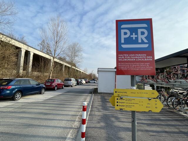 Die P&amp;R-Parkplätze in Bergheim sind gut ausgelastet. Auch viele Pendler steigen hier um, um in die Stadt zu gelangen. | Foto: sm