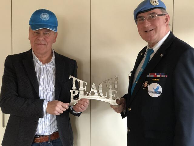 Bürgermeister Peter Lobenwein mit der Friedensskulptur "Teach Peace" | Foto: Marktgemeinde Völs