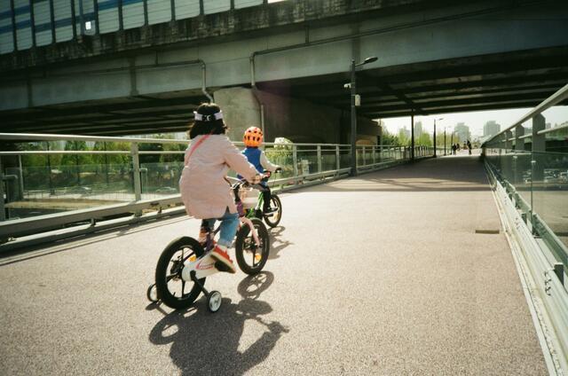 Von mehr Sicherheit für radfahrende Kinder über die Praterstraße bis hin zu Linie 12: In der Sitzung der Leopoldstädter Bezirksvertretung wurden die verschiedensten Neuerungen für den 2. Bezirk thematisiert.  | Foto: Daniel Bernard  / Unslpash (Symbolbild)