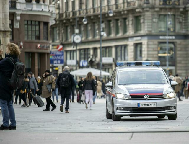 An verschiedenen Plätzen und Orten in Wien ist die Polizei verstärkt präsent. | Foto: TOBIAS STEINMAURER / APA / picturedesk.com