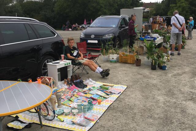 Der Flohmarkt am Neuhauser Volksfestgelände findet jeden 1. und 3. Samstag im Monat von 8 bis 13 Uhr statt.  | Foto: Bichler