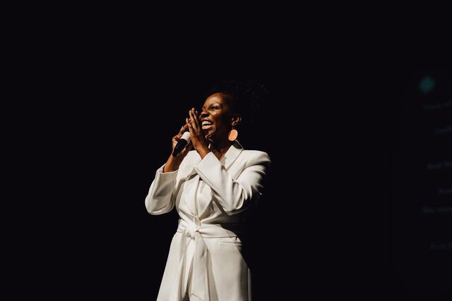 Sängerin Rachelle Jeanty leitete die Veranstaltung. | Foto: TVK Fotografie