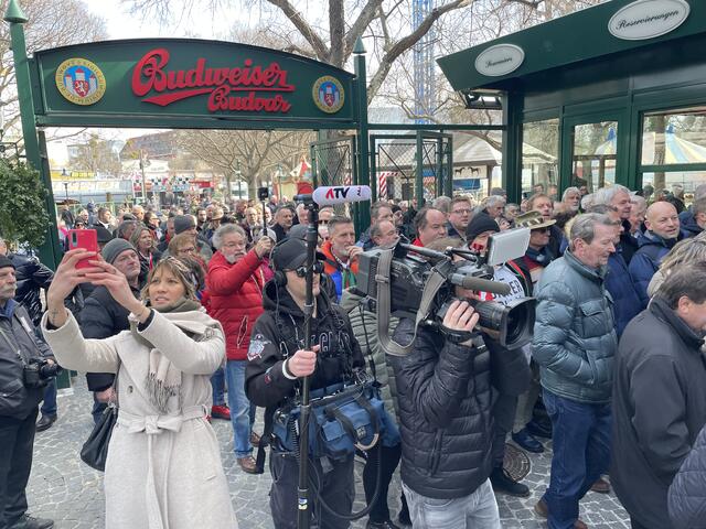 Sobald sich die Tore öffneten stürmten hunderte Besucher das Traditionsgasthaus.  | Foto: Patricia Hillinger/RMW