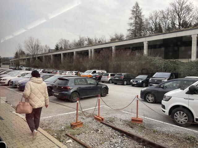 Die Park-Situation in Bergheim erweckt den Eindruck, dass es entlang der Schienen nur unzureichende Stellplätze für PKWs gibt. | Foto: sm