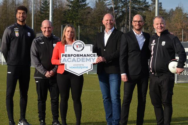 (v. l. n. r.): Tobias Lawal (LASK); Technischer Direktor Ralf Muhr (LASK); Geschäftsführerin Barbara Niedermayr (LASK); voestalpine-Vorstandsmitglied Hubert Zajicek, voestalpine-Vorstandsmitglied  Wolfgang Mitterdorfer; Präsident Siegmund Gruber (LASK)
 | Foto: LASK