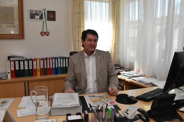 Der Absamer Bgm. Manfred Schafferer im Gespräch mit den BezirksBlättern über angehende Projekte. | Foto: Kendlbacher