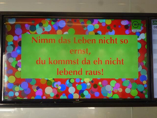 Einer von vielen Sprüchen auf den Info-Bildschirmen beim WIFI...