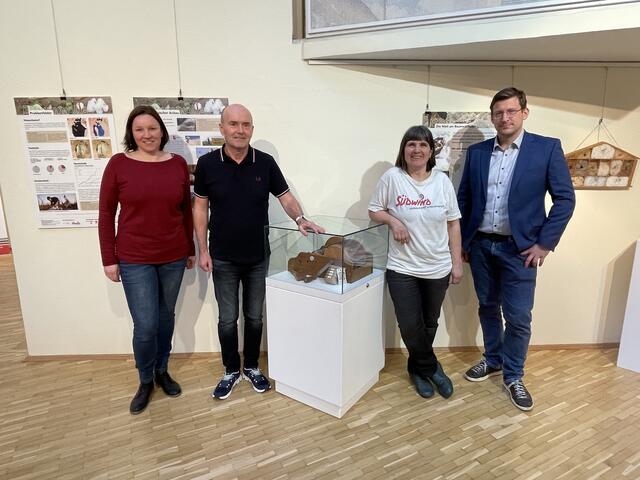 Natalia Bauernhofer, Helmut Pekler, Elisabeth Holter und Philip Hiden im Erdgeschoß der neuen Wanderausstellung im Kulturzentrum Kapfenberg. | Foto: Kern
