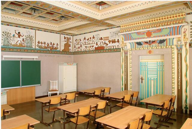 Die historischen Stilklassen in Berndorf beeindrucken mit Ornamenten und Wandmalereien. | Foto: Klinger &amp; Husar OEG