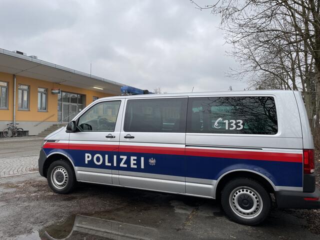 Winterliche Fahrbahnverhältnisse trugen dazu bei, dass ein Fahrzeug von der Straße kam.  | Foto: symbolbild: sm