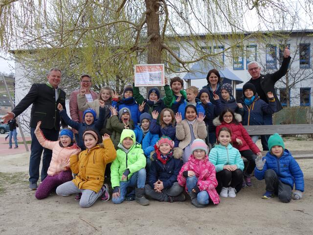 Umweltstadtrat Leopold Spitzbart und Biosphärenpark-Direktor Andreas Weiß überreichen als Dankeschön die Urkunden an die Schüler und Schülerinnen der Klasse 2c der Volksschule Anton Bruckner Gasse mit der Klassenlehrerin Silvia Paap und Direktorin Bettina Svoboda. | Foto: BPWW/J. Scheiblhofer