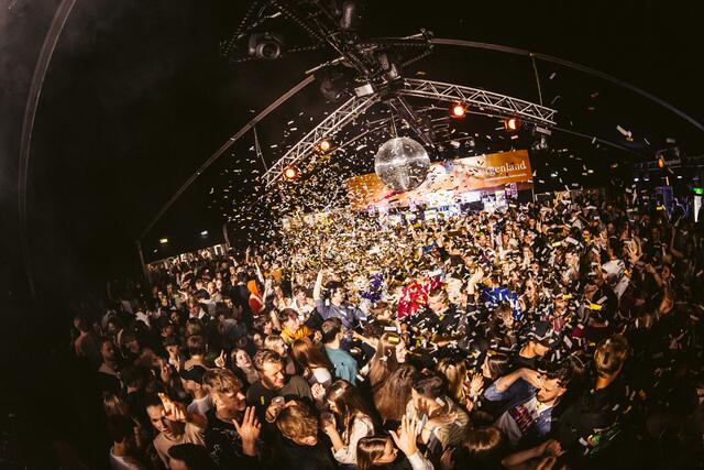 Mit dem Born2Beach Club werden an insgesamt vier Abenden gemeinsam mit den Windsurfern und den Beachvolleyballern auf drei Floors die besten Surf Partys gefeiert! | Foto: Born2Beach