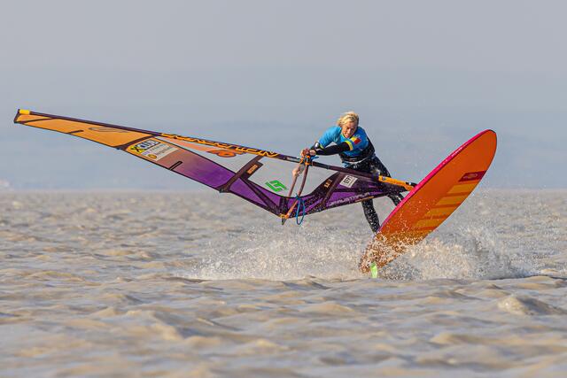 Surfstars treffen beim diesjährigen Surf Opening im Rahmen des See Opening Burgenland in Neusiedl auf Beachvolleyball-Profis. | Foto: phemanuelacauli