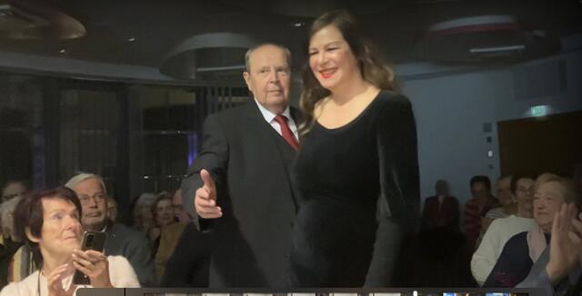 Marschierten zu den Klängen von Carmens "Habanera" in den Volksbanksaal ein: August Breininger mit seiner Gesprächspartnerin Natalia Ushakova, der Carmen in der aktuellen Produktion der Bühne Baden. | Foto: Stockmann