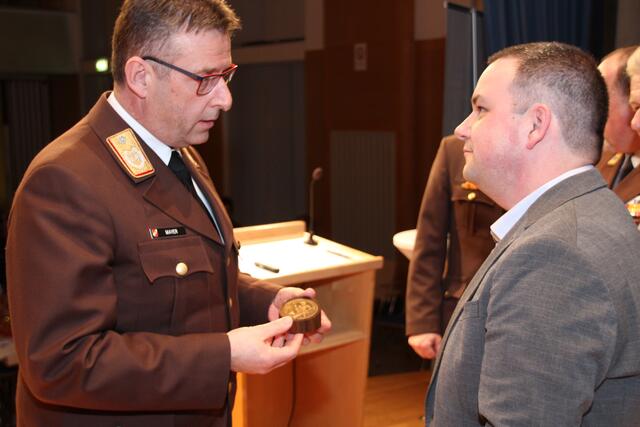 Die Florian-Ehrenmedaille des OÖ Landesfeuerwehrverbandes gab es für die Firma Greiner | Foto: Staudinger