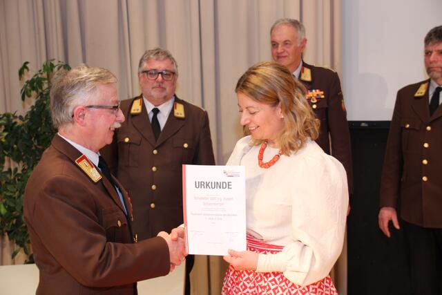 Die Verdienstmedaille des Bezirkes Kirchdorf in Gold überreicht Bezirkshauptfrau Elisabeth Leitner an Hubert Schaumberger | Foto: Staudinger