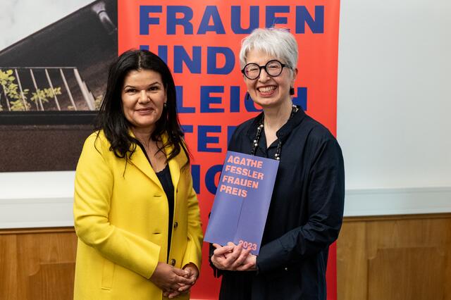 Vizebürgermeisterin Sandra Schoch (links) mit der Preisträgerin Elisabeth Stöckler bei der Verleihung des Frauenpreises | Foto: Stadt Bregenz/Alexandra Serra