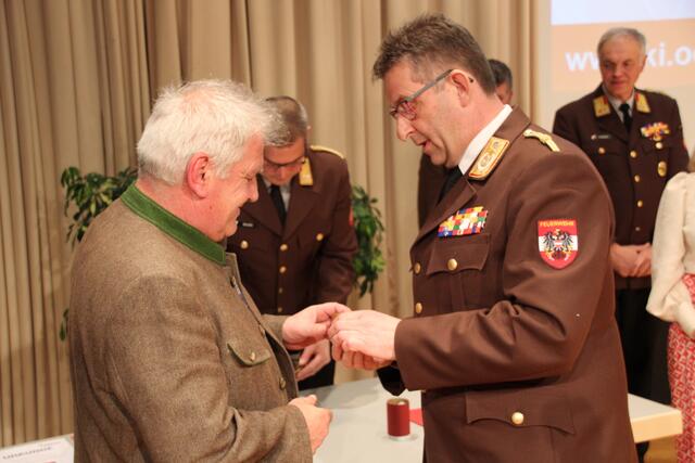 Über die Florian-Ehrenmedaille des OÖ Landesfeuerwehrverbandes freut sich Gerhard Briendl aus Spital am Pyhrn. | Foto: Staudinger