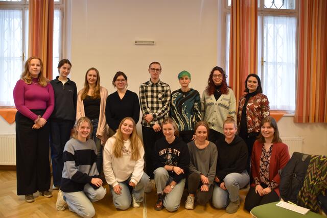 Die zwölf neuen Mentorinnen und Mentoren gemeinsam mit den beiden Koordinatorinen Angelika Eisl (erste Reihe rechts außen) und Estelle Lefranc-Syringelas (zweite Reihe rechts außen). | Foto: Philip Steiner