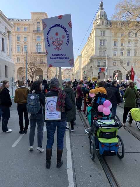 Beim Klimastreit trat man kürzlich bereits als Gruppe öffentlich auf und verteilte Flyer. | Foto: Realfiktion Klimarechnungshof