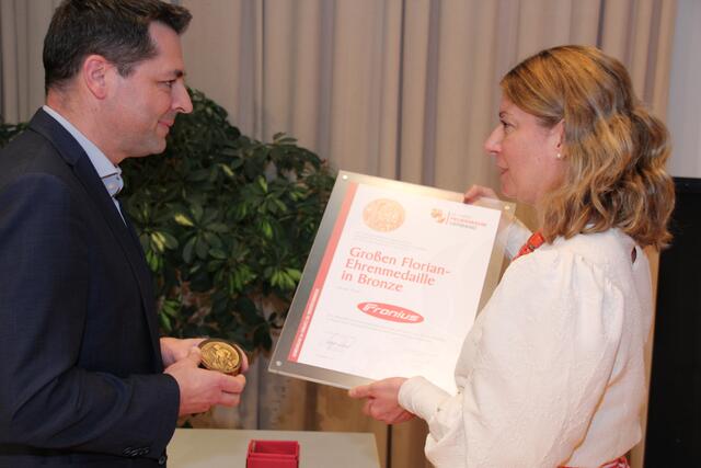 Die Florian-Ehrenmedaille des OÖ Landesfeuerwehrverbandes gab es für die Firma Fronius | Foto: Staudinger
