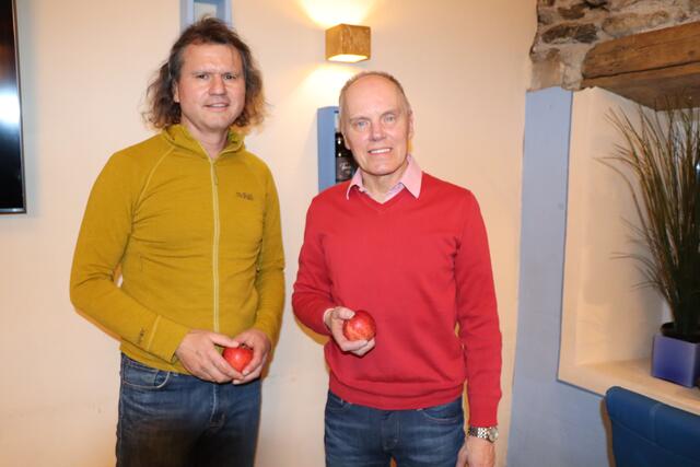 Obst- und Gartenbauverein Landeck: Obmann Gerhard Walter (re.) mit dem Vortragenden Thomas Pichler. | Foto: Othmar Kolp
