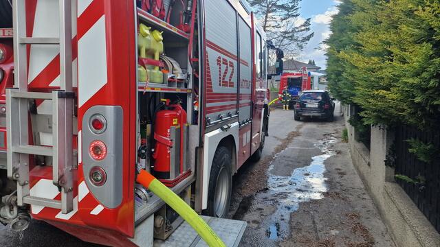 Ein Bewohner musste mit Rauchgasvergiftung ins Spital eingeliefert werden. | Foto: Ö-News/ St. Öllerer