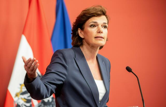 "Es ist wichtig, dass wir uns gemeinsam auf einen Weg geeinigt haben", so Pamela Rendi-Wagner in einer kurzen Pressekonferenz im Anschluss an den Sitzungsreigen. | Foto:  Martin Juen / SEPA.Media / picturedesk.com