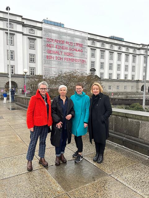Am 14. März 2023 wurde im Rahmen des interaktiven feministischen Kunstprojekts SOLANGE ein Transparent an der donauseitigen Fassade der Linzer Kunstuniversität enthüllt. Im Bild von links Kunstuni-Vizerektorin Gitti Vasicek, die Tiroler Künstlerin Katharina Cibulka, Frauen- und Klimastadträtin Eva Schobesberger und Kunstuni-Rektorin Brigitte Hütter. | Foto: privat