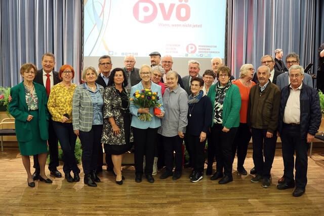 Gertraud Eisterer wurde mit dem Goldenen Verdienstkreuz geehrt.  | Foto: PV Vöcklabruck