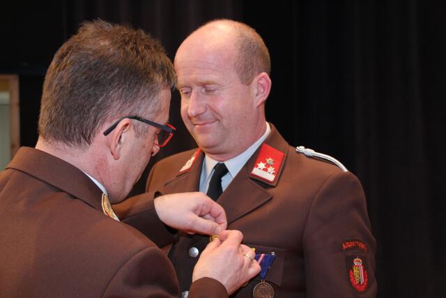 Die 25-jährige Feuerwehrdienstmedaille überreicht bekam Reinhard Schmied-Häusler von der FF Altpernstein. | Foto: Staudinger