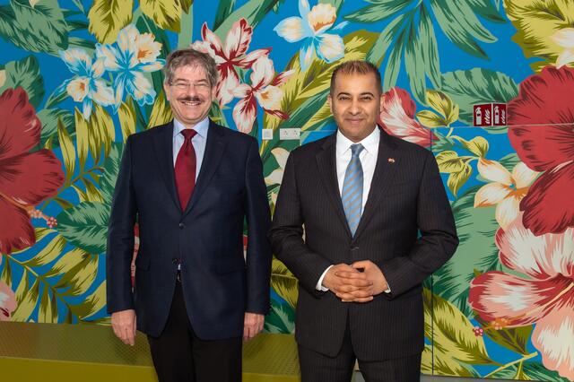 Dekan Helmut Pernsteiner (JKU) und Botschafter Hamad Alkaabi (VAE). | Foto: JKU