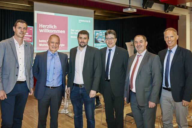 Informierten in Imst zum Thema Wohnbau &amp; Energie: Emanuel Stocker (FH Kufstein), Christian Gasser (Öffentlicher Notar Imst), David Koch (FH Kufstein), Markus Scheiring (Vorstand Sparkasse Imst), Andreas Huter (Leiter wohn² Sparkasse Imst) und Mario Kometer (Vorstand Sparkasse Imst) (v.l.) | Foto: Sparkasse Imst / Christoph Nösig